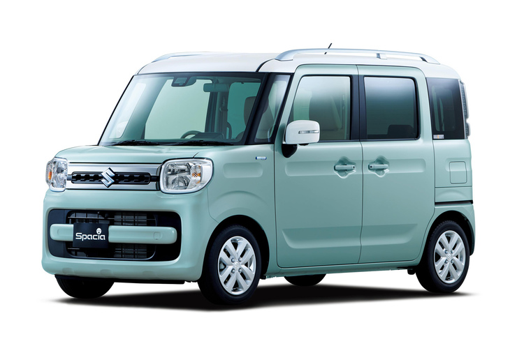 ベーシックな「スズキ・スペーシア」。現行型はスーツケースをモチーフにしたというデザインが特徴で、先代スペーシアや“ご先祖”にあたる「パレット」と比べたらだいぶ生活感が薄くなったのだが……。