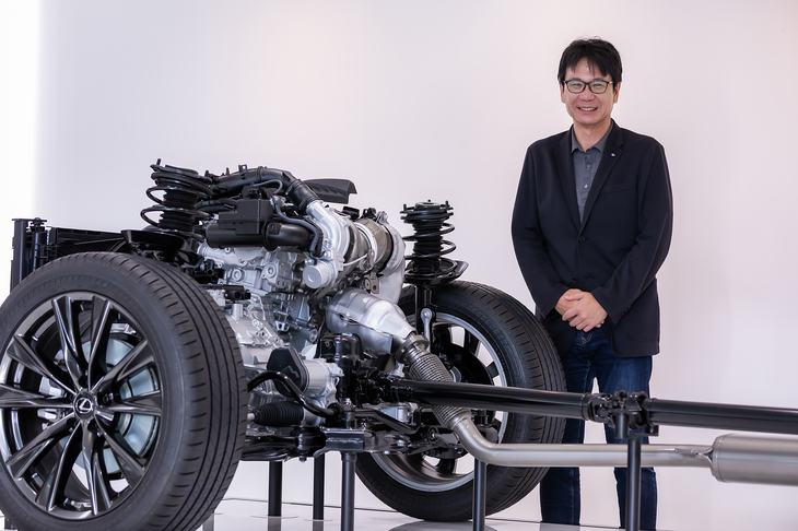 ＜加藤武明さんプロフィール＞
	1963年に愛知県で生まれる。慶應義塾大学理工学部機械工学科で内燃機関（ガソリンエンジン）を専攻。1986年、トヨタ自動車に入社。ボディー設計部に配属後、4年間の米国赴任や安全性能の先行開発を経て、2005年からレクサスの製品開発に。「IS」「RX」の開発に携わり、2009年に初代「NX」の開発責任者となる。