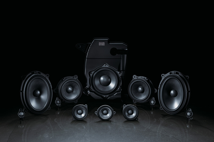 「アウトランダーPエグゼクティブパッケージ」に標準装備となるオーディオシステム「ダイナミックサウンドヤマハアルティメット」は、計12個のスピーカーと、最大出力770Wの7チャンネル中高域アンプに最大出力880Wの4チャンネル低域用アンプを組み合わせたデュアルアンプで構成される。「P」および「G」グレードにおいてはオプションで選択できる。