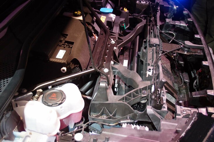 アウディQ4 40 e-tron Sライン（フロントボンネット下部の機器類）