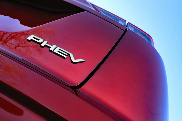 新たに設定されたプラグインハイブリッドモデルは高い順から「P」「G」「M」の全3グレード展開。試乗車はPで、車両本体価格は447万7000円。