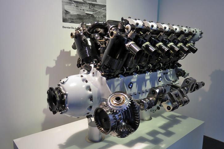 ちょっとマニアックな航空機用エンジンのコーナー。こちらは1926年に生産が開始されたV型12気筒の「BMW VI」。クランクシャフトとリダクションギアも合わせて展示されていた。