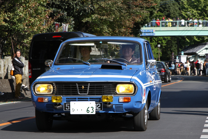 往年のフランス車（仕様）特有のイエローバルブのヘッドライトをきらめかせた、日本では非常に珍しい「ルノー12ゴルディーニ」。