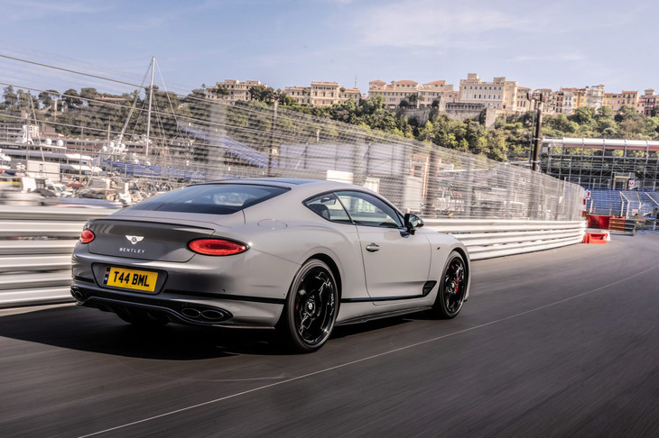 「コンチネンタルGT S」のリアビュー。「コンチネンタルGT／GTC」でクローム仕上げとなる外装の加飾が、ブラックでコーディネートされる。