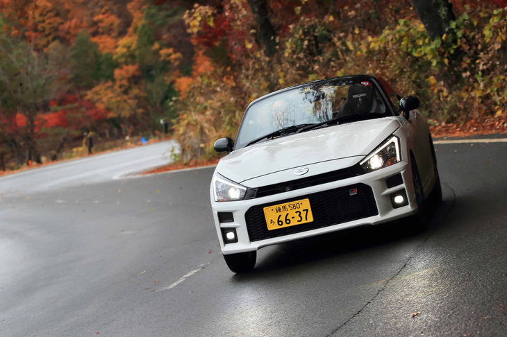 高い応答性と正確な操舵フィールを実現すべく、「GRスポーツ」では電動パワーステアリングにも専用のチューニングが施されている。