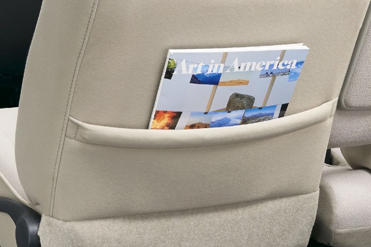 助手席のシートバックにはポケットを装備。雑誌や地図などをスマートに収納できる。