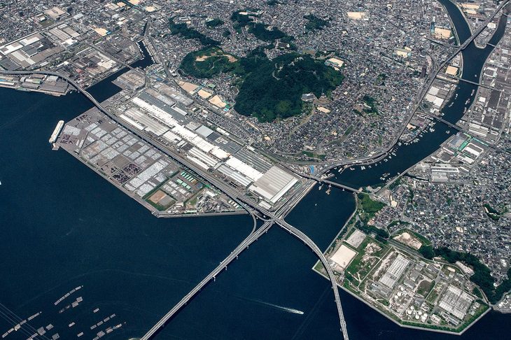 マツダは、国内では広島県広島市と山口県防府市に生産拠点を持っており、いずれの地域でも地元経済を支える重要な役割を担っている。