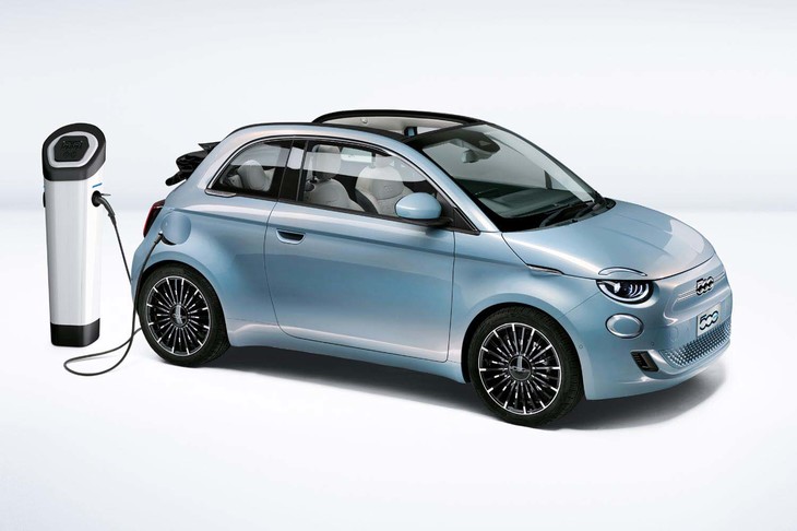 普通充電と急速充電に対応。一充電あたりの航続可能距離（WLTCモード）は335kmと公表される。