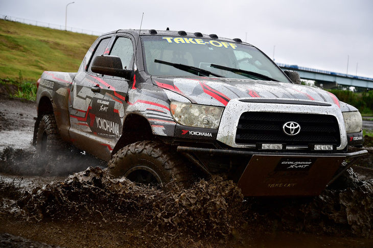泥濘（でいねい）をものともせずに走破する、「ヨコハマ・ジオランダーX-MT」を装着した「トヨタ・タンドラ」。