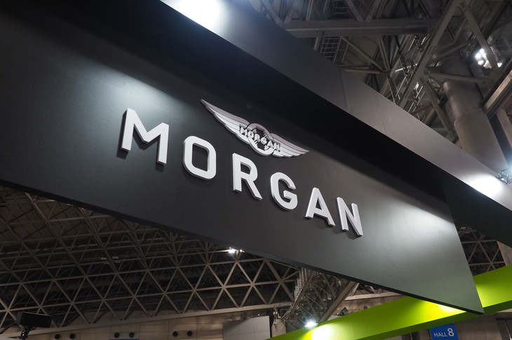 「モーガン・スーパースポーツ」が展示されたブースのディスプレイ。
