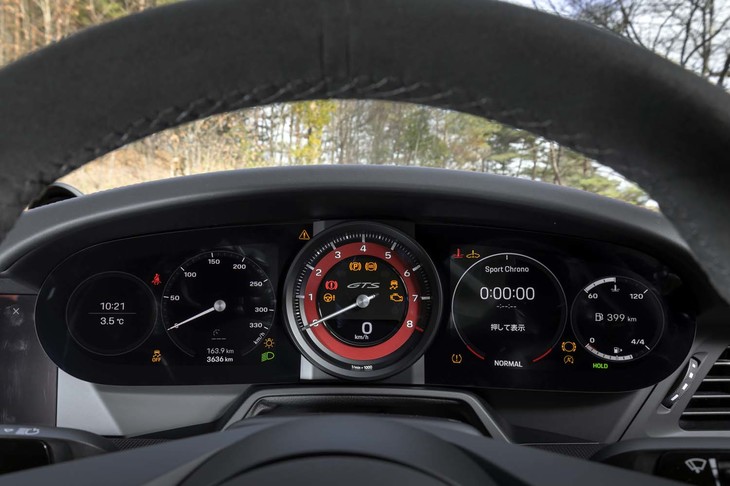 エンジン回転計を中央にレイアウトしたメーターパネル。ボディーカラーと同色のドレスアップは有償オプション。