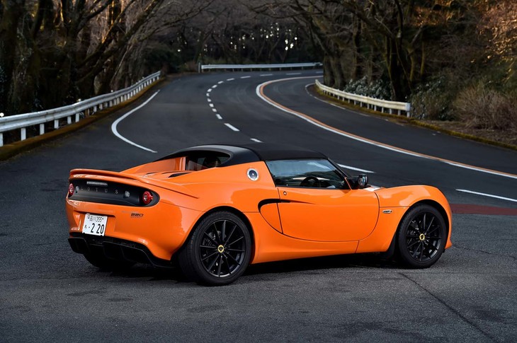 【ロータス・エリーゼ スポーツ220のスペック】
	ボディーサイズ：全長×全幅×全高＝3800×1720×1130mm／ホイールベース：2300mm／車重：924kg（英国内発表値）／駆動方式：MR／エンジン：1.8リッター直列4気筒DOHC 16バルブ スーパーチャージャー付き／トランスミッション：6段MT／最高出力：220PS（162kW）/6800rpm／最大トルク：250N・m（25.4kgf・m）/4600rpm／タイヤ：（前）195/50R16 84W／（後）225/45R17 91W（ヨコハマ・アドバンスポーツV105）／燃費：--km/リッター／価格：682万円
	
	【取材時の燃費データ】
	テスト距離：247.2km（市街地1：高速道路7：山岳路2）／使用燃料：23.8リッター（ハイオクガソリン）／参考燃費：10.4km/リッター（満タン法）