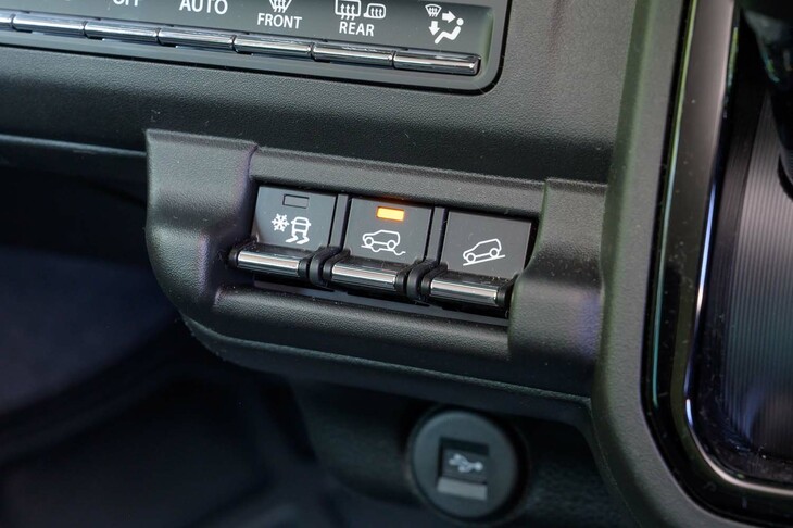 走りに関する装備が充実している点も「ハスラー」の魅力。ターボ車にはシフトパドルや「パワーモード」、4WD車には「スノーモード」や「ヒルディセントコントロール」「グリップコントロール」などの機能が備わる。