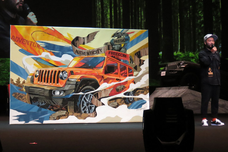 続いて登場したのは、ニューヨークを中心に活動する日本人アーティストのDRAGON76。この日のために、新型「ジープ・ラングラー」を題材にした作品を描き上げていた。