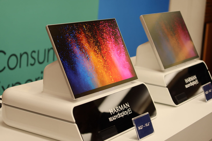 「レディーディスプレイ」と呼ばれる、OEM供給用のディスプレイ製品。最新の高精細14.6インチモデル「NQ7」（写真手前）は、前型の「NQ3」（同奥）に対して、厚みも抑えられている。