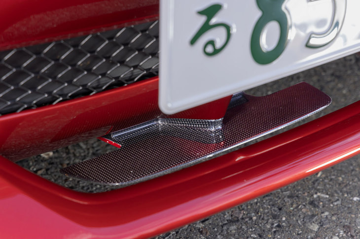 最高速330km/hのハイパフォーマンスカーだけに、ボディーの各所に空力デバイスを採用。フロントリップの通風口には、F1マシンのフロントウイングを思わせる小さな整流版が備えられている。