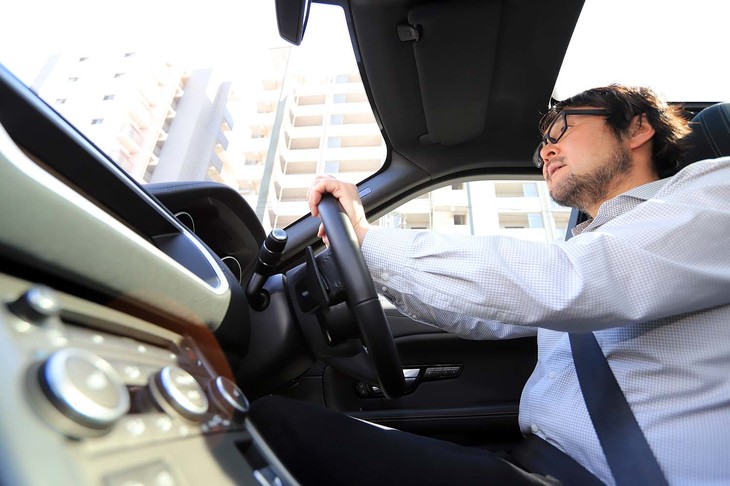 「レンジローバー イヴォーク」を試乗する筆者。