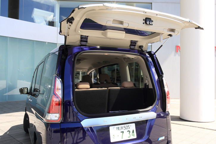 リアウィンドウまわりのみを開閉できる「デュアルバックドア」。軽量化のために樹脂を使用したり、背の低い人でもドアを閉じられるよう、ハーフバックドアにストラップを設けたりといった工夫がなされている。