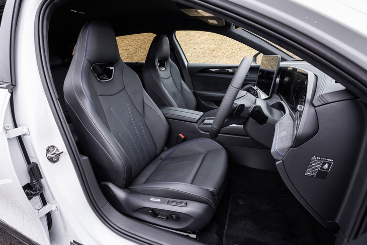 ヘッドレスト一体型となるスポーツシートは「Rライン」グレードの専用品で、前席左右に備わる電動調整機構やベンチレーション機能、本革表皮などは、45万1000円の有償オプション「Rラインパッケージ」に含まれるアイテム。
