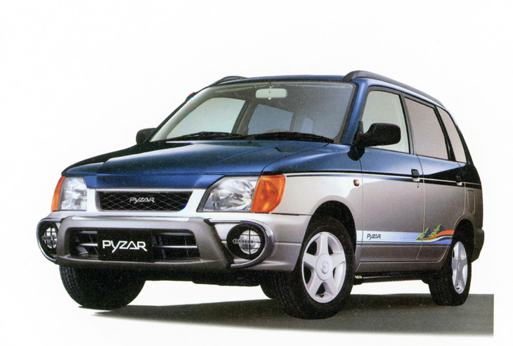 「ダイハツ・パイザー」。全長4mちょっと、全高1.6m前後のボディーに1.5リッター（後に1.6リッターも追加）直4エンジンを搭載、4WDも用意されたハイトワゴン。2002年に生産終了、1代限りで終わった。