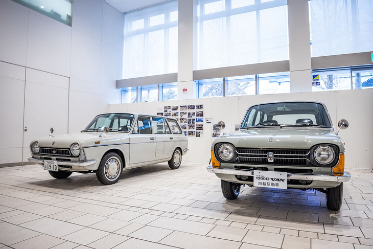 東北電力に5台、長野・白馬村と飯山農協、防衛庁（当時）にそれぞれ1台ずつ納車された1971年の「スバルff-1 1300Gバン4WD」（写真右）と、宮城スバルがレストアした1970年の「ff-1 1100バン」（写真左）。