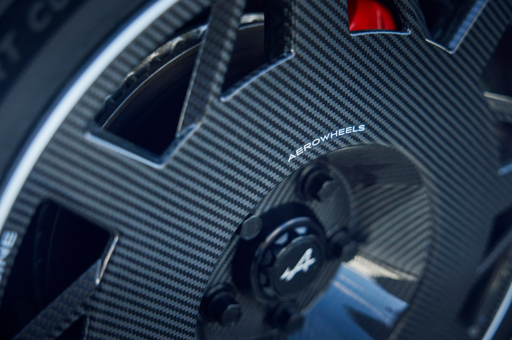 12.5kgのバネ下重量軽減を実現するカーボンホイール。サプライヤーは複合素材を得意とする仏デュケーヌ社だ。