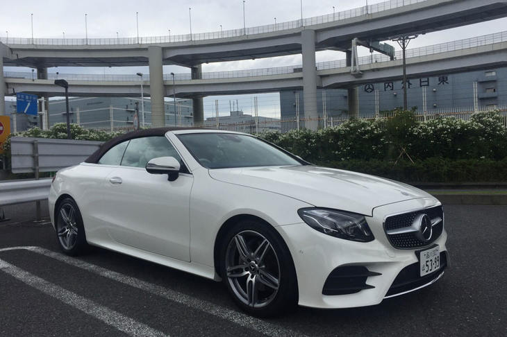 「ミシュラン・プライマシー3ランフラット」を装着する「メルセデス・ベンツE200カブリオレ」では、「320d」で感じられたふにゃふにゃ感はなかった。