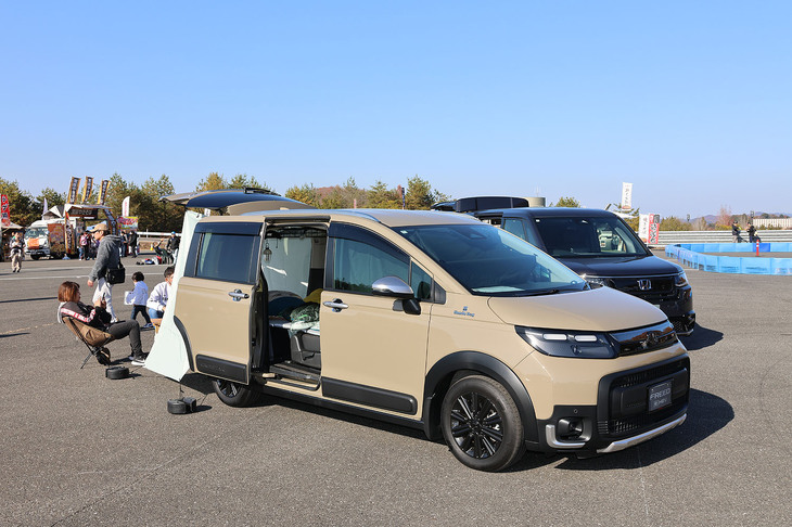 ホンダアクセスの用品を装着した車中泊仕様の「フリード」と「ステップワゴン」も展示された。気軽なキャンプや車中泊旅行が人気となっている今、これらの車両に対する注目度も高いようだ。
