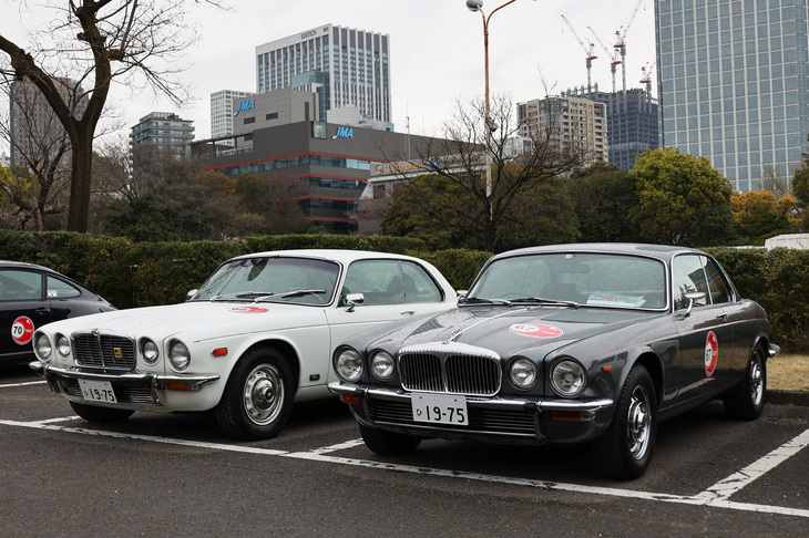 エレガントな初代「ジャガーXJ」の2ドアハードトップクーペ。左は「XJ6C」、右はバッジエンジニアリングによるデイムラー版の「ソブリン2ドア」。どちらも1975年式の「シリーズ2」。