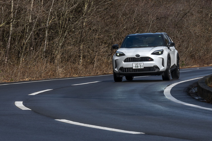 今回の改良ではフロントグリルの意匠も変更となったが、当初から専用デザインのグリルが装着されていた「GRスポーツ」については、手は加えられなかった。