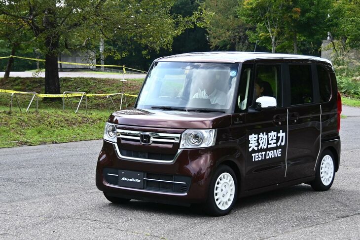 ホンダアクセスが提唱する“実効空力”を体感する比較試乗会の様子。くじ引きで選ばれた10組が走った。