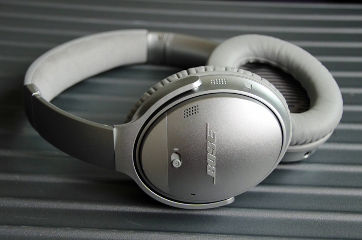 「QuietComfort 35」のヘッドバンドは、アルカンターラ製である。