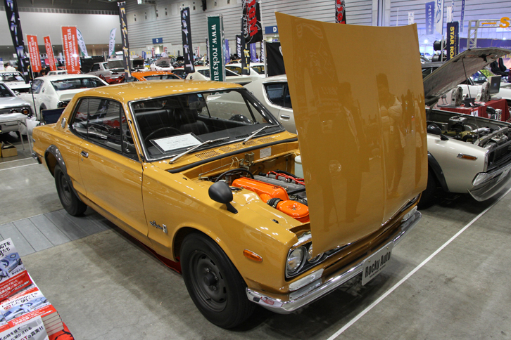 ロッキーオートがフルレストアした「日産スカイライン ハードトップ2000GT-R」（KPGC10）。純正スチールホイールに「ブリヂストン・スーパースピードII」（バイアスタイヤ）を履かせるという、徹底してオリジナルに忠実な仕様で、価格は2580万円。