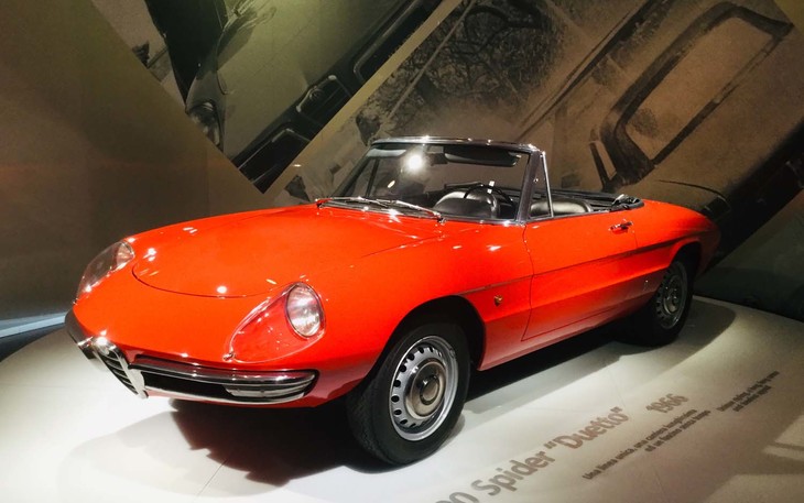 映画『卒業』で世界的に知られるようになった「1600スパイダー」は「ジュリア スプリントGTV」のエンジンを搭載。ピニンファリーナの手によって欧州の味わい深いスタイリングが与えられた。デュエットとはデビューに際して行われた公募から選ばれたものだが、車名としては弱いとの判断から当初は愛称として用いられたものの、現在ではこちらがひとり歩きしている。プロトタイプとともに映画試写室に展示されている。