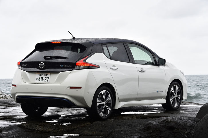 エクステリアは、2015年の東京モーターショーで披露されたコンセプトカー「IDSコンセプト」のデザインが反映されている。