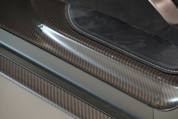 アストンマーティン・ヴァルハラ（サイドシル）