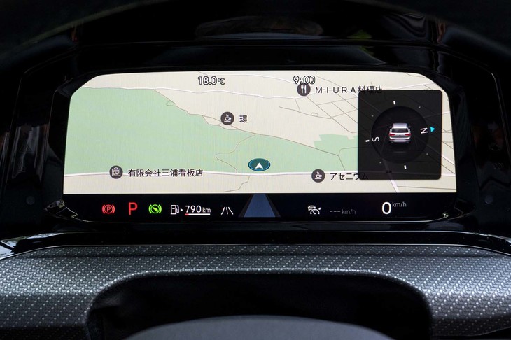 デジタルメータークラスター「デジタルコックピットプロ」は全モデルに標準装備。ドライバーが映り込まないよう、少し下を向けてレイアウトされている。