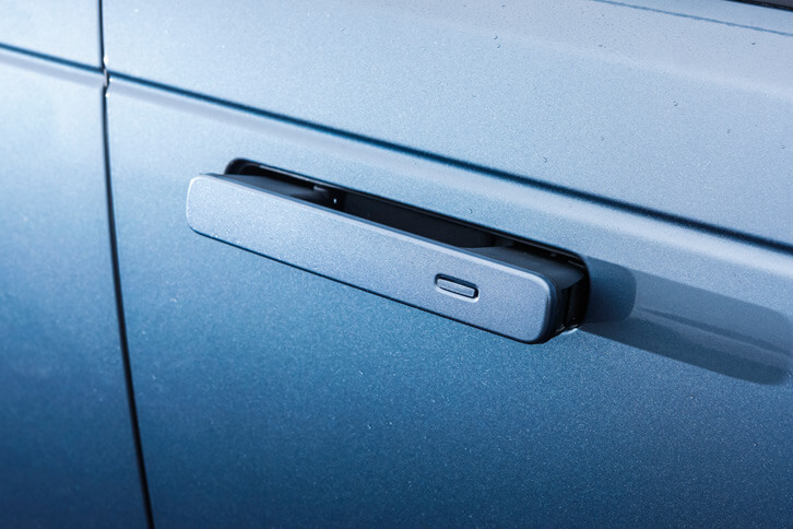 ランドローバーで初めて、ドアパネル格納式のデプロイアブル・ドアハンドルが採用された。