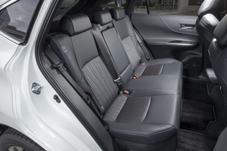 「スタイル優先で割り切った」とうたわれているが、後席にも十分なスペースが充てられている。