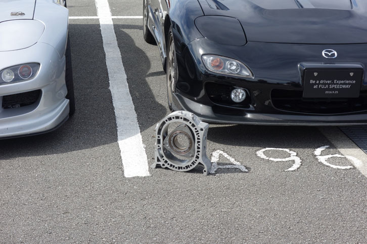 愛車の前にこんな展示をしていた粋な方も。ローターはとあるワークスカーのものだが、ハウジングはどこかで拾ってきたんだとか。