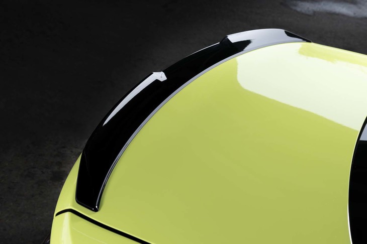 はね上げ形状のトランクリッドの上にはスポイラーも備わっている。センター部分にはルーフのスリットから流れた空気を受けるくぼみがある。