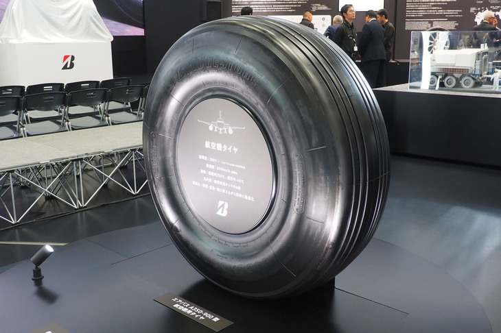 航空ソリューションとして展示された「エアバスA350-900型航空機用タイヤ」。