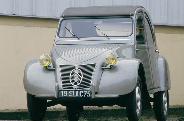 1951年「シトロエン2CV」。最高出力9PSの375ccの空冷フラットツインで最高速は55km/hしか出なかったが、燃費はリッターあたり20～25kmと優秀だった。