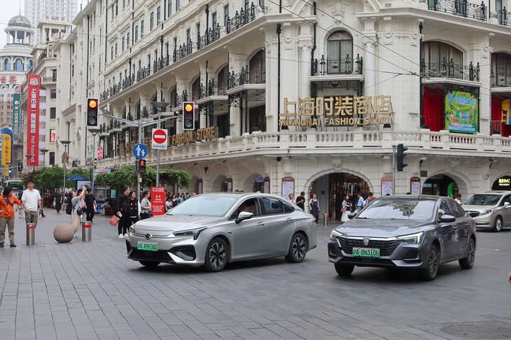 上海の道路には新エネルギー車を意味する緑色のナンバープレートを付けたクルマがたくさん走っている。