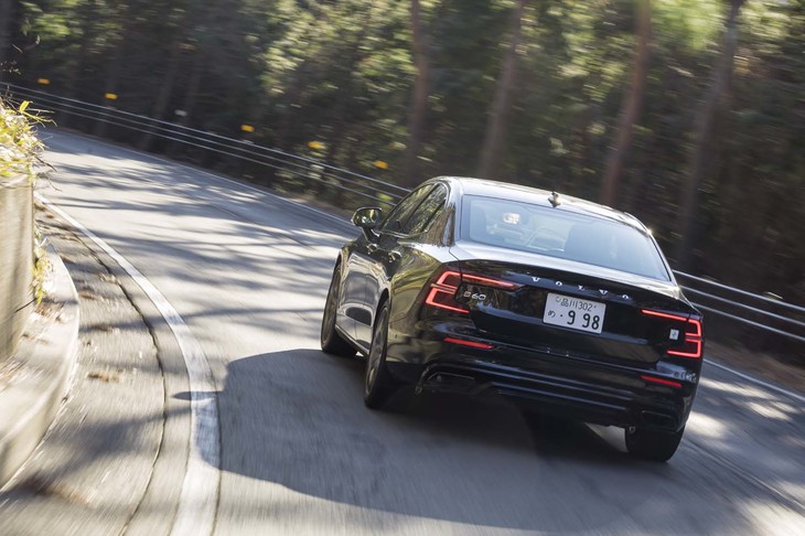 ハイパフォーマンスモデルでもボルボ自慢の運転支援装備には抜かりなし。アダプティブクルーズコントロールや車線維持支援システム、衝突回避・被害軽減ブレーキなどはノーマルモデルと同様にフル装備する。