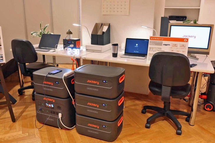 ビジネスシーンでの使用例。電源の確保が難しい屋内のほか、災害時の活躍が期待されている。