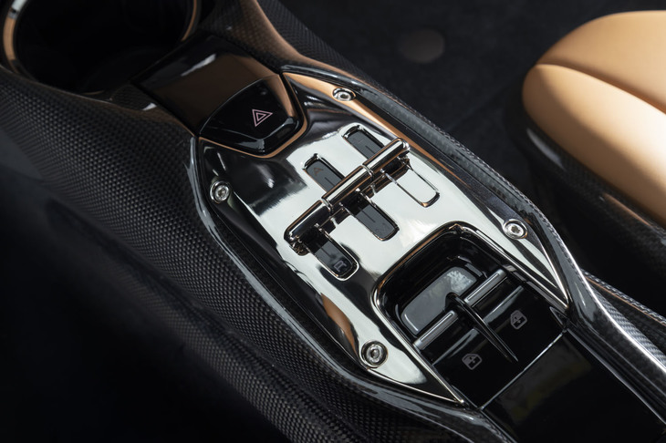 MTのシフトゲートを模したシフトセレクター。8段DCTにリバースギアはなく、後退はモーターを逆回転させることで行う。