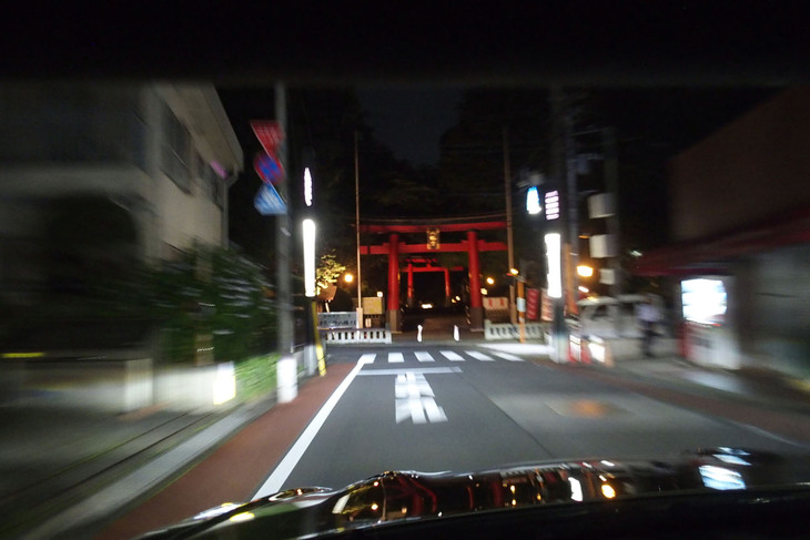 夜の住宅街を行く「GT-R」。正面に見えるのは杉並の大宮八幡宮だ。新しい車外騒音規制をクリアするだけあって、従来型よりも静かになっている。
