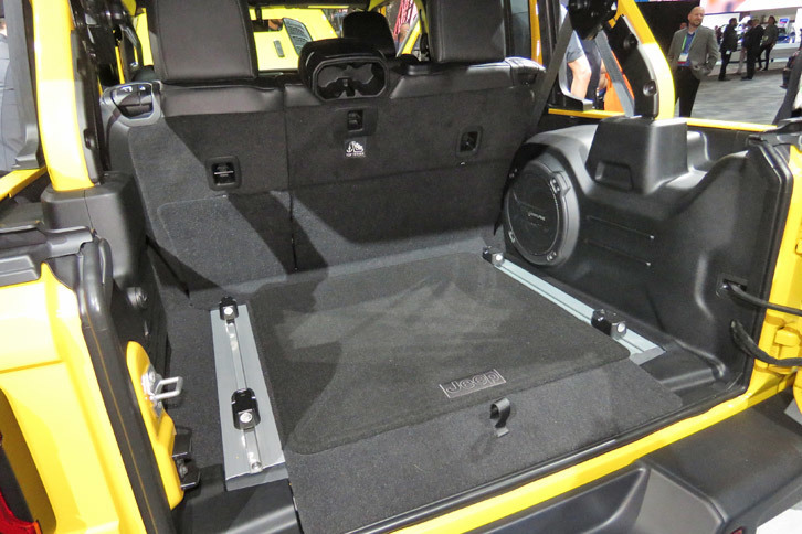 ジープ・ラングラー アンリミテッド ルビコン（荷室）