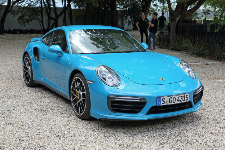 フロントエンドでは、バンパーのデザインと、エアインテーク上部に配置されたLEDランプの形状が変わった。写真は「911ターボS」。